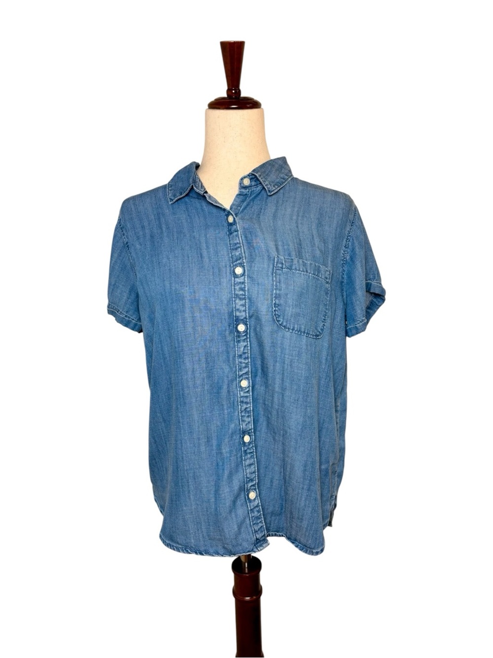 St. John’s Bay Blue Chambray Short Sleeve Button Down Shirt Medium